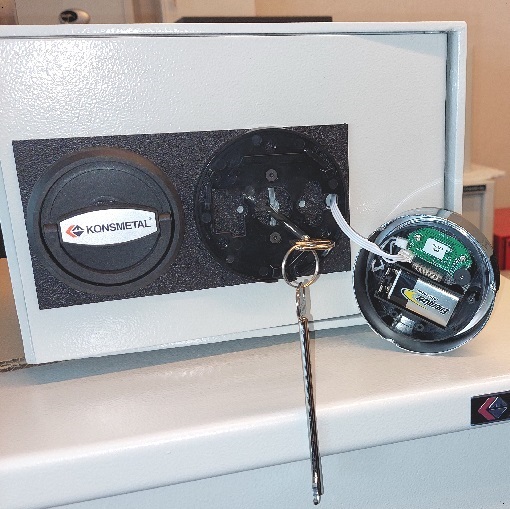 Zdjęta klawiatura zamka elektronicznego odsłoniła otwór w zamku na klucz służący do awaryjnego otwarcia.