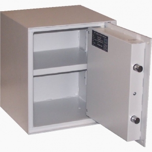 Standardowo sejf Konsmetal Koliber 35 nie posiada półki, można ją zamówić w zakładce wyposażenie dodatkowe.