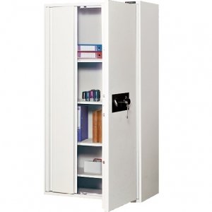Wyposażeniem podstawowym szafy Konsmetal są 4 półki o regulowanej wysokości położenia.
