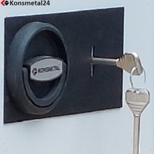 Widok zamknięcia sejfu zamkiem kluczowym.