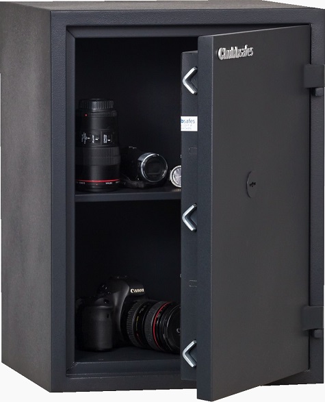 Widok sejfu ognioodpornego Home Safe zamykanego zamkiem kluczowym.