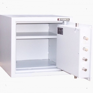 Sejf SL 45 -EM wyposażony jest w jedną półkę, pod półką zmieści się 5 segregatorów z dokumentami formaty A4.